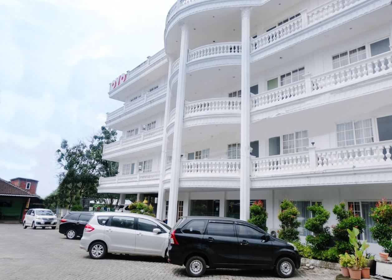 Oyo 696 Hasanah Guest House Syariah De Saphire Malang Exterior photo