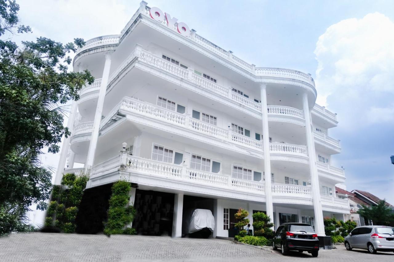 Oyo 696 Hasanah Guest House Syariah De Saphire Malang Exterior photo