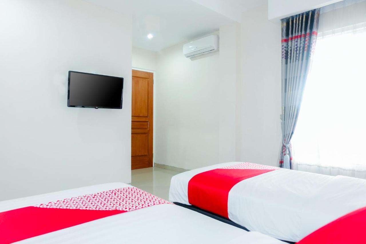 Oyo 696 Hasanah Guest House Syariah De Saphire Malang Exterior photo