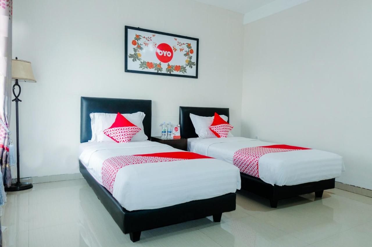 Oyo 696 Hasanah Guest House Syariah De Saphire Malang Exterior photo