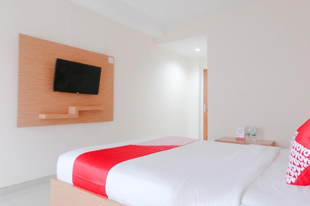 Oyo 696 Hasanah Guest House Syariah De Saphire Malang Exterior photo