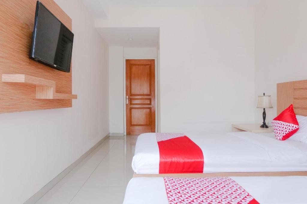 Oyo 696 Hasanah Guest House Syariah De Saphire Malang Exterior photo